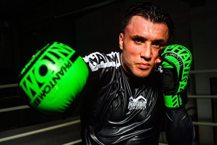 MMA-Fighter Alessandro Giordano mit Phantom Athletics Boxhandschuhen und Rashguard im Training