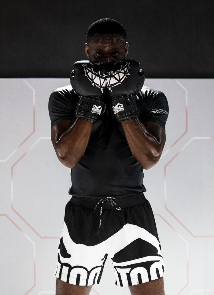 MMA-Fighter Mohamed Soumah mit Phantom Athletics MMA Handschuhen, Rashguard und Training Shorts im Gym