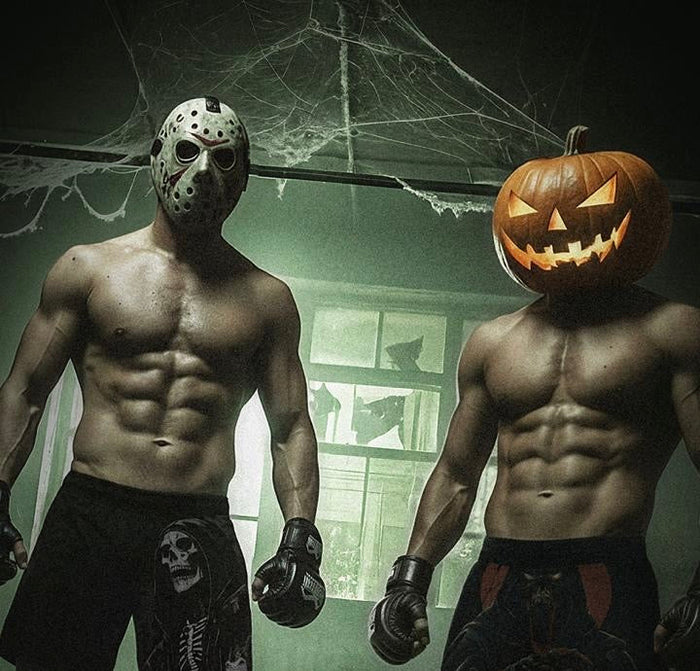 Phantom Athleten mit Phantom Athletics Training Shorts, MMA Boxhandschuhen und Verkleidung am Kopf passend zu Halloween