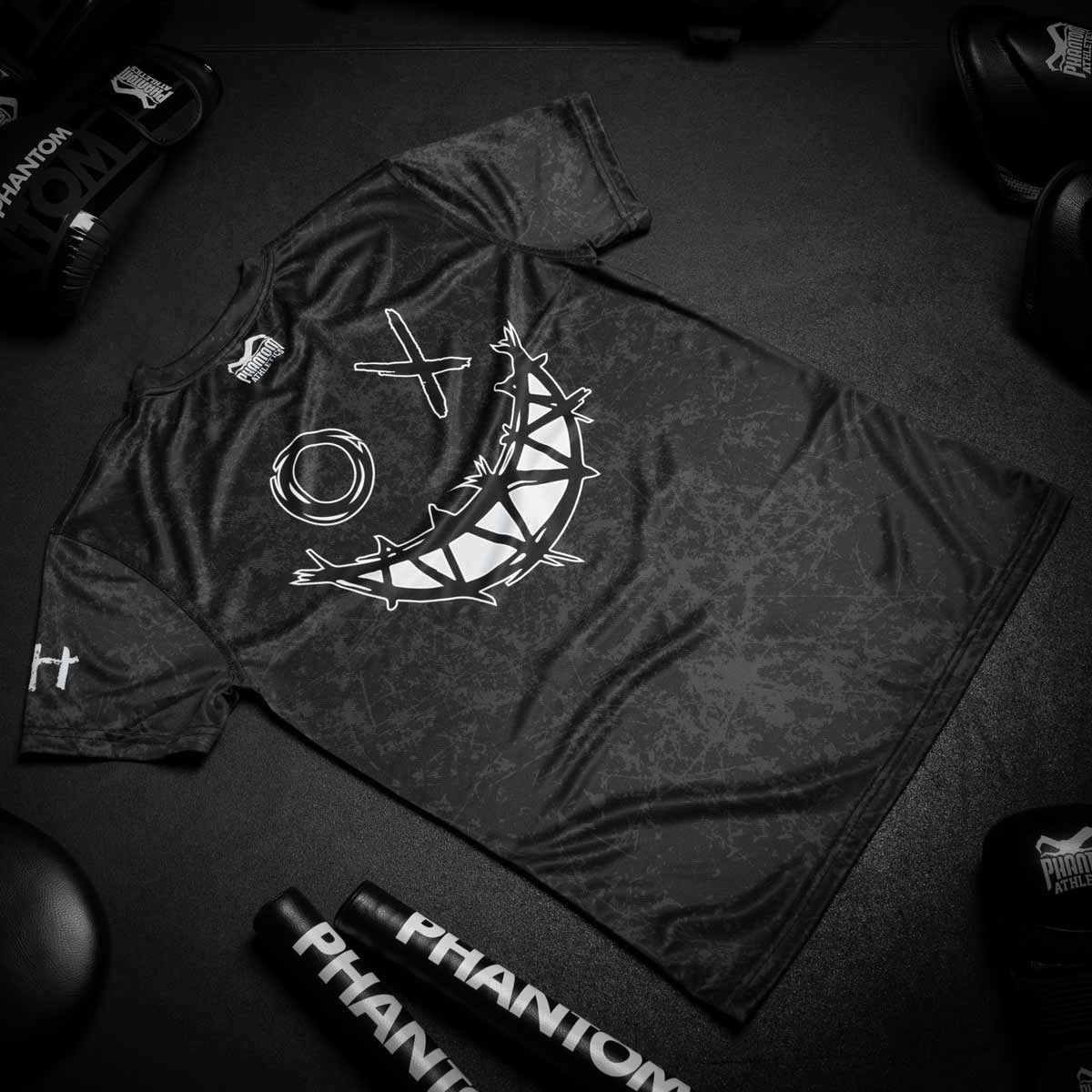 Phantom EVO Trainingsshirt für Kampfsport. Mit Smiley Serious Grafik am Rücken. Hochwertiger Sublimationsdruck für eine lange Lebensdauer im Kampfsporttraining.