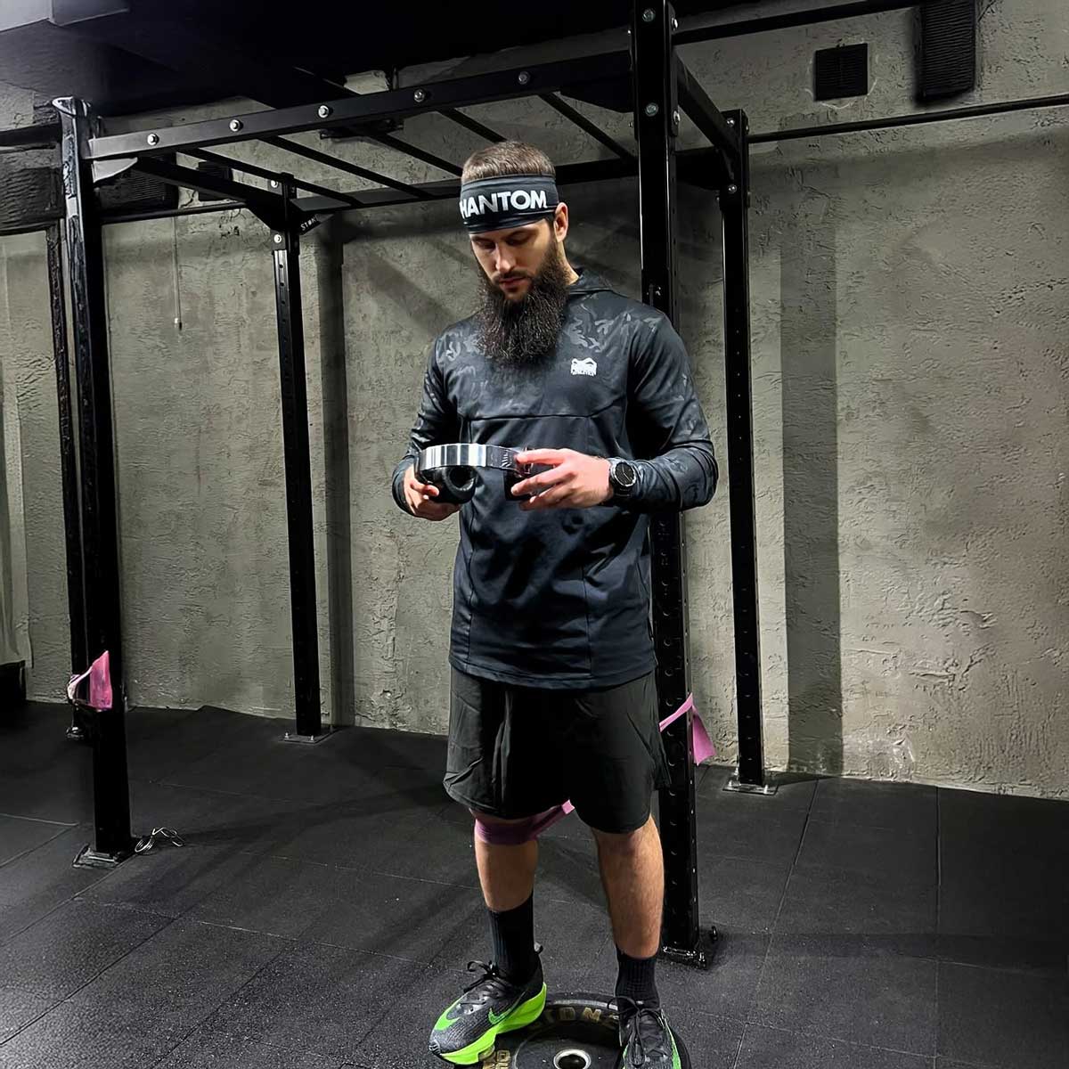 Das Headband Zero von Phantom Athletics bietet dir optimalen Halt und Schweißabsorption beim Kampfsport oder Workout. Mit seinem leichten, elastischen Material sitzt es bequem und sorgt dafür, dass du dich voll auf dein Training konzentrieren kannst.