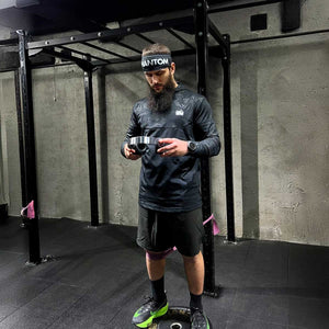 Das Headband Zero von Phantom Athletics bietet dir optimalen Halt und Schweißabsorption beim Kampfsport oder Workout. Mit seinem leichten, elastischen Material sitzt es bequem und sorgt dafür, dass du dich voll auf dein Training konzentrieren kannst.