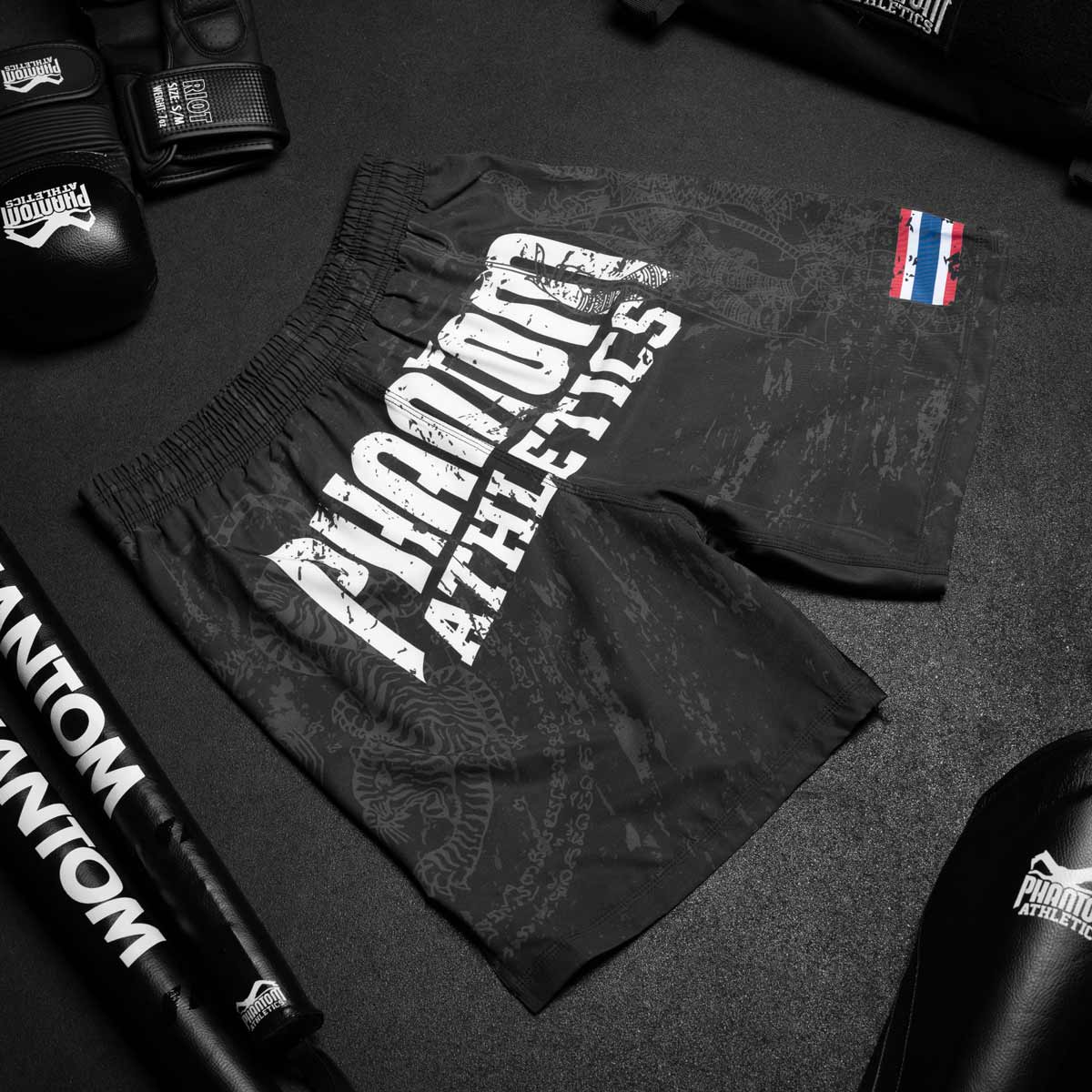 Phantom EVO Muay Thai Fightshorts mit thailändischer Flagge und Sak Yant Tiger Design.  Hochmoderne Fightshorts aus atmungsaktivem Stoff und ultimativer Bewegungsfreiheit. 