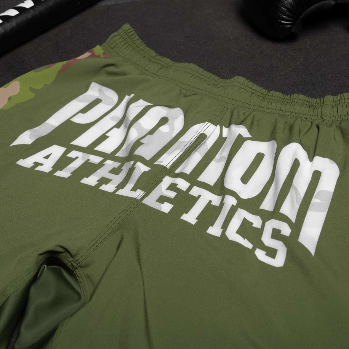 Phantom EVO MMA Fightshorts. Im Warfare Design mit grünen Camo Elementen. Einzigartes Design und hochwertige Qualität für deinen Kampfsport.  Ultra Tragekomfort und maximale Bewegungsfreiheit.