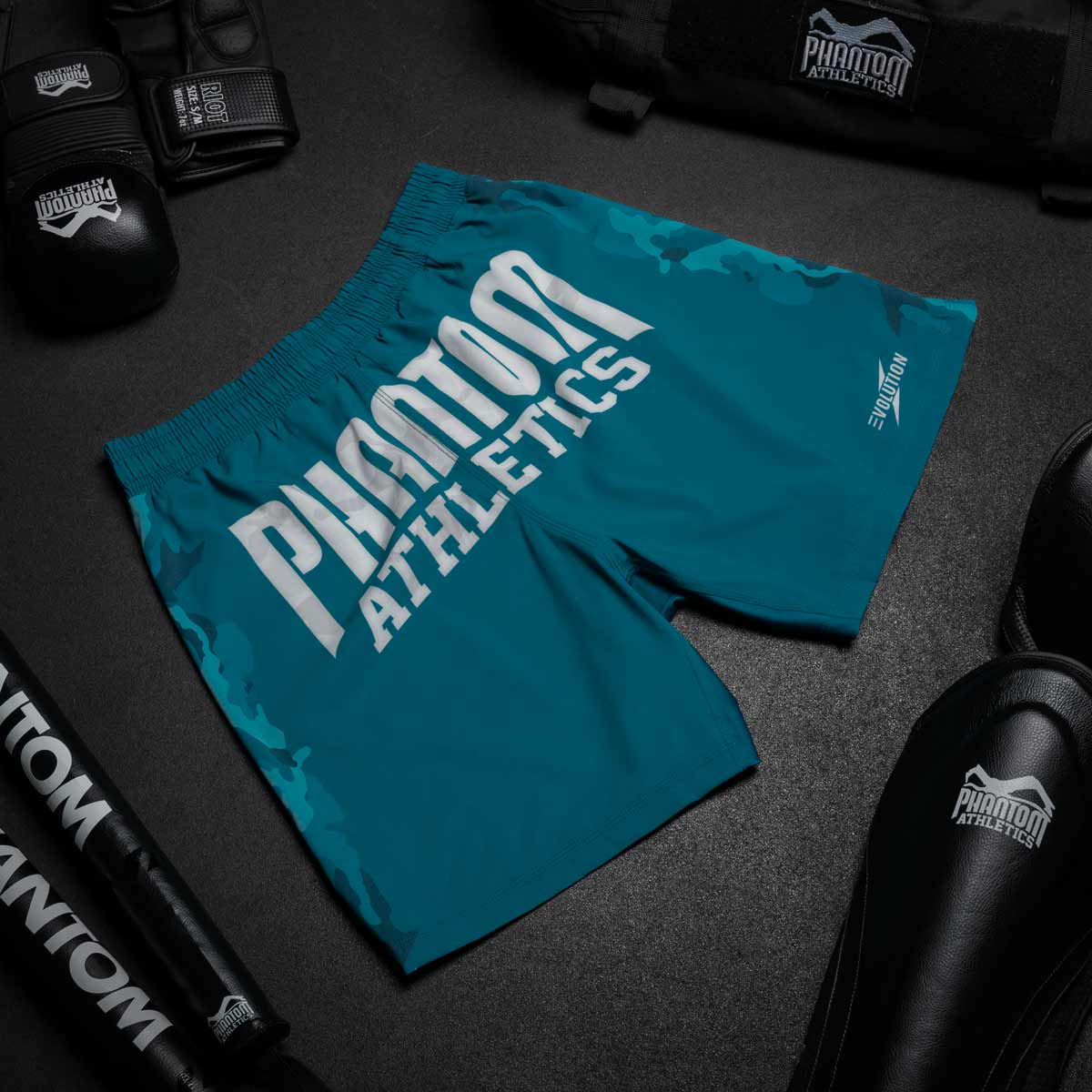 Phantom EVO MMA Fightshorts. Im Warfare Design mit navy blauen Camo Elementen. Ultimative Passform, Tragekomfort und Reißfestigkeit für deinen Kampfsport. 