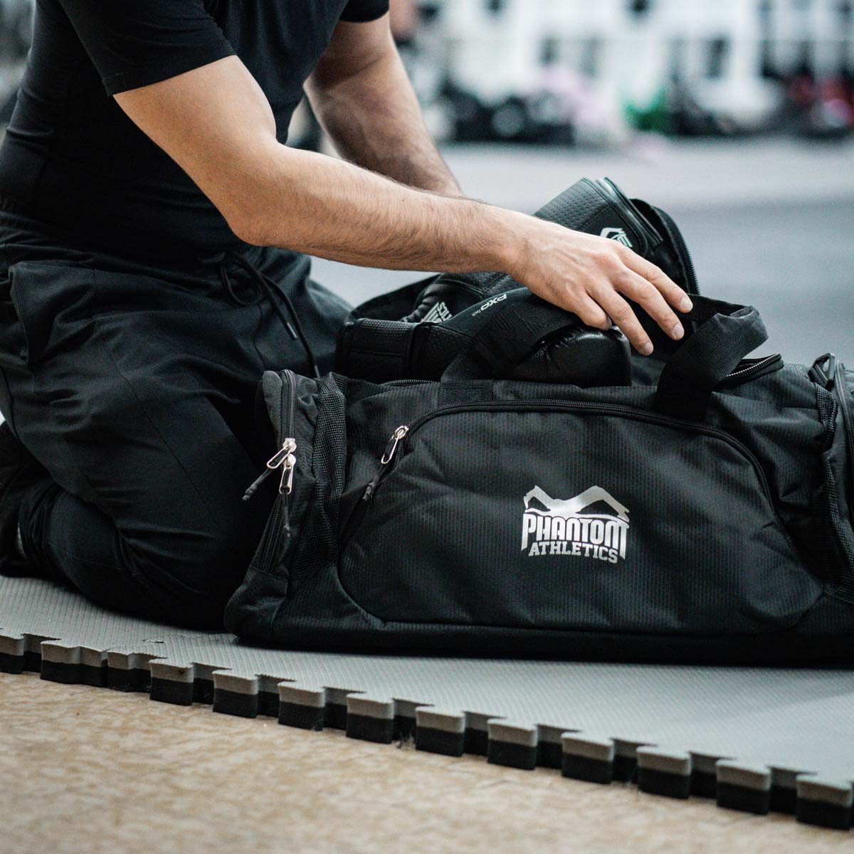 Hochwertige Phantom Athletics Sporttasche in modernem Shadow-Look, perfekt für Training und Sparring. Praktisches Design für den Transport von Boxhandschuhen, Rashguards und Schienbeinschonern.