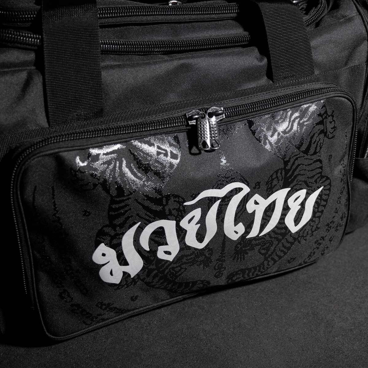 Diese Phantom Athletics TEAM Muay Thai Sporttasche verfügt über ein belüftetes Schuhfach und weitere praktische Fächer für Zubehör, was sie ideal für das tägliche Training und Reisen macht. Das robuste Material gewährleistet Langlebigkeit, selbst bei intensiver Nutzung.