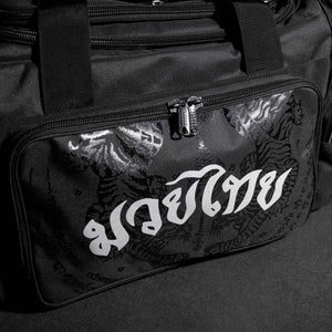 Diese Phantom Athletics TEAM Muay Thai Sporttasche verfügt über ein belüftetes Schuhfach und weitere praktische Fächer für Zubehör, was sie ideal für das tägliche Training und Reisen macht. Das robuste Material gewährleistet Langlebigkeit, selbst bei intensiver Nutzung.