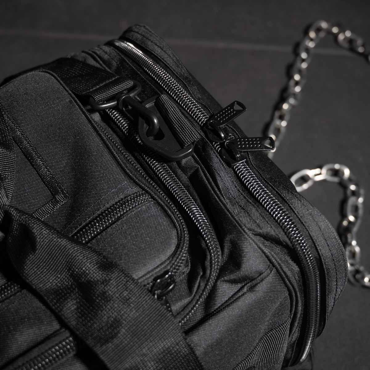 Die Phantom Athletics TEAM Muay Thai Sporttasche kombiniert ein stilvolles Design mit Funktionalität und Robustheit. Sie ist ideal für alle, die eine vielseitige Tasche für das Training, den Wettkampf oder Reisen suchen, und bietet Platz für alle wesentlichen Kampfsportartikel.