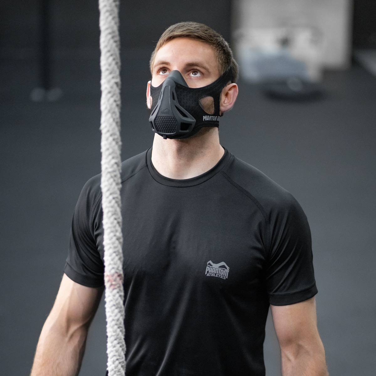 Crossfit Athlet Jakob Weber beim Training mit der Phantom Trainingsmaske. Sie trainiert seine Atemmuskulatur und sorgt so für eine bessere Ausdauer und Kondition im Sport.