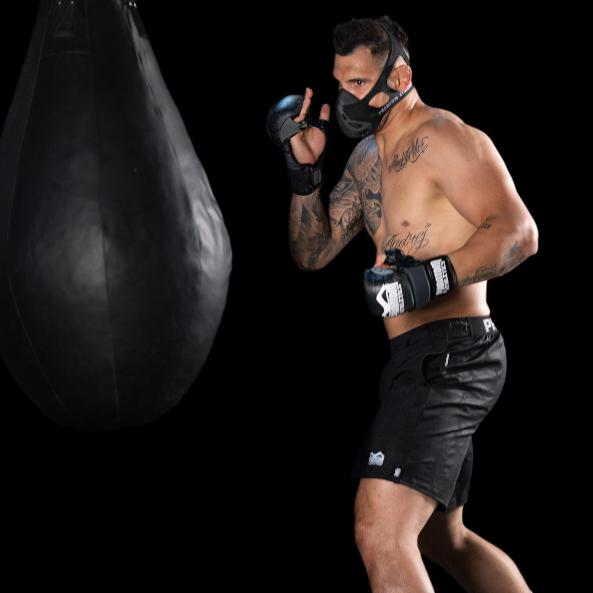 UFC Star Aleks Rakic beim Training am Sandsack mit der Phantom Trainingsmaske.