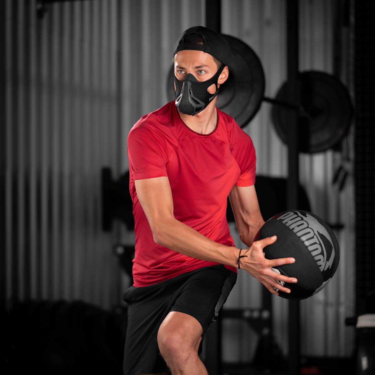 Die Phantom Trainingsmaske eignet sich ideal um deine Fitness auf das nächste Level zu heben. Egal ob beim Kraftsport oder im Kampfsport.
