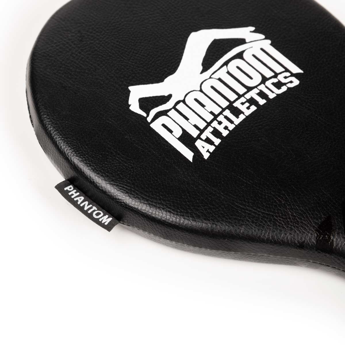Die Phantom Boxing Paddles sind die idealen Schlagpratzen um Speed und Präzision zu trainieren. Egal ob MMA, Boxen, Kickboxen oder Muay Thai. Mit den Phantom Boxing Paddles bringst du dein Striking auf das nächste Level. Etliche Details unterstreichen die qualitative Bauweise. 
