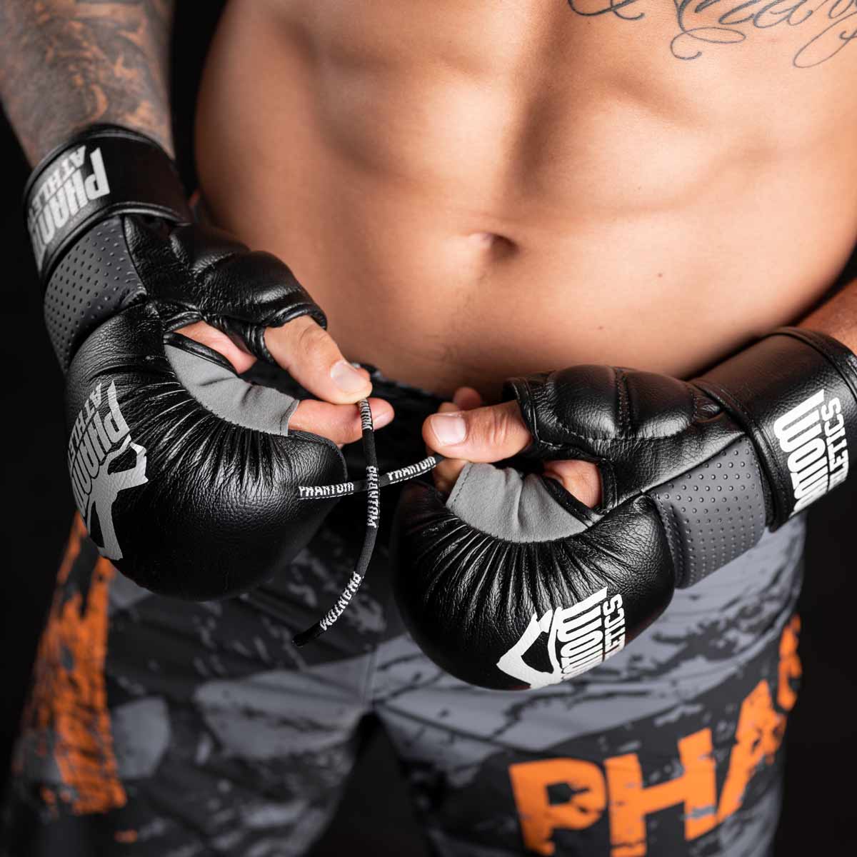 Die Phantom FLEX Fightshorts zählen zu den besten Fightshorts am Markt. Ultraleicht, mega flexibel und reißfest. Reduziert auf ein absolutes Minimum bietet sie dir maximale Performance in deinem Kampfsport. Egal ob BJJ, MMA, Muay Thai oder Kickboxen. Die FLEX Shorts von Phantom Athletics holen das beste aus dir raus. Hier im orangen Splatter Design.