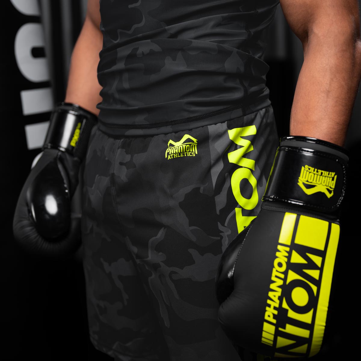 Die Phantom EVO Fightshorts sind die idealen Shorts für deinen Kampfsport. Ganz egal ob MMA, BJJ, Kickboxen oder Muay Thai. Durch das ultraleichte, elastische, reissfeste und schnelltrocknende Material bieten sie die volle Bewegungsfreiheit und maximalen Komfort, so dass du dich ganz auf deinen Fight oder dein Training konzentrieren kannst. Hier in der Farbe Neon Camo. MMA Fighter beim Training.