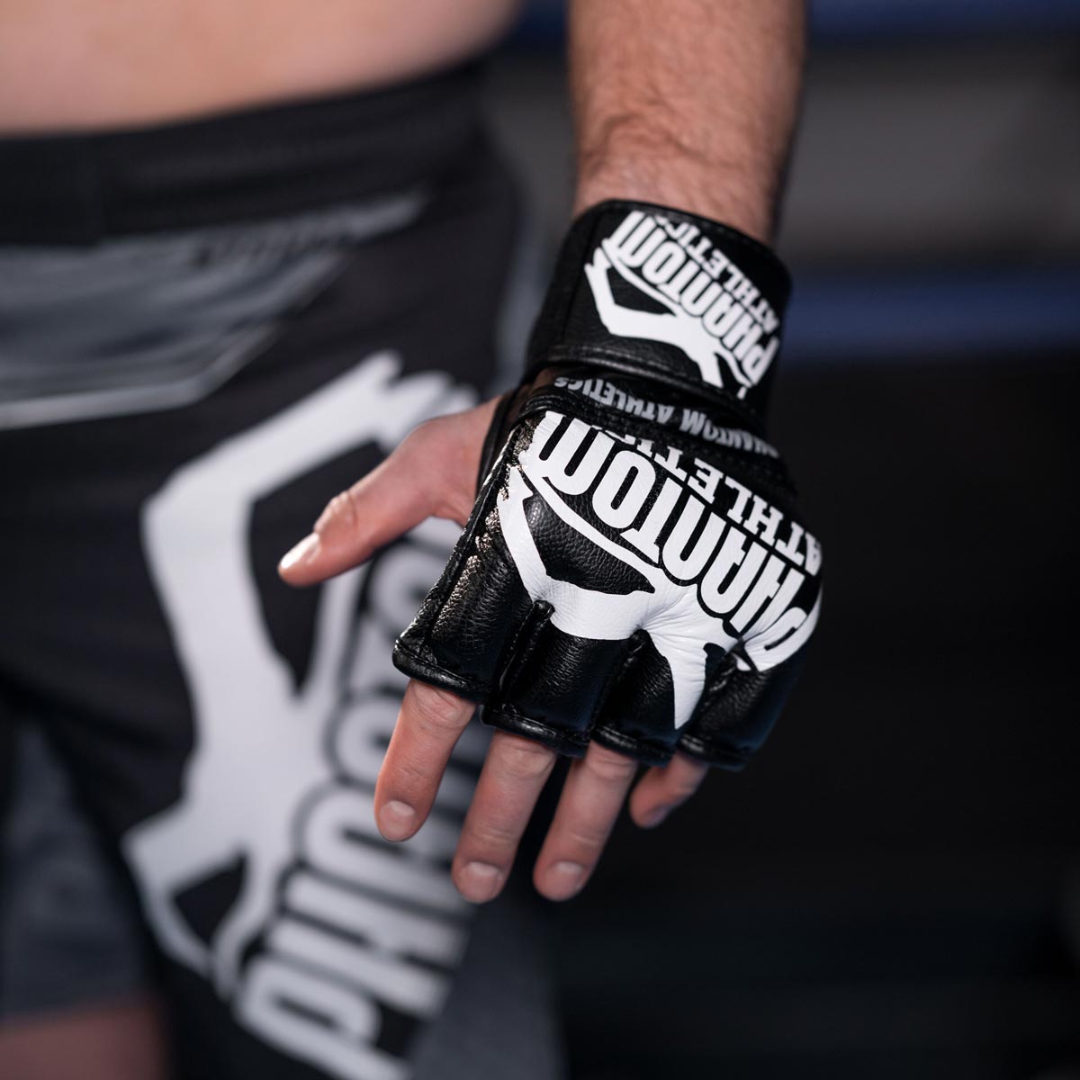 Die dünne Polsterung der Phantom Blackout MMA Handschuhe eignen sich perfekt für dein nächstes Knockout.