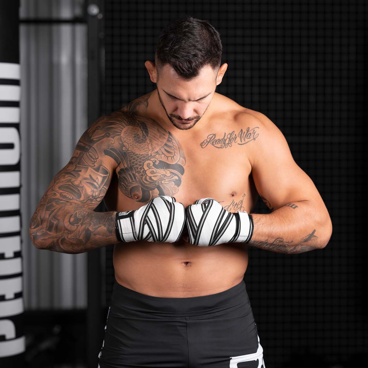 Phantom Boxbandagen für dein Kampfsporttraining.  Ideal für MMA, Muay Thai und Kickboxen. 450cm in den Farben Schwarz/Weiss. UFC FIghter Aleks Rakic beim Training. 
