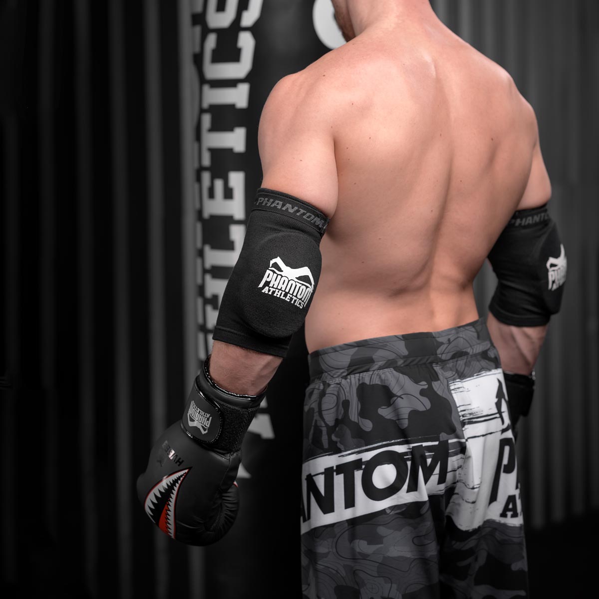 MMA Fighter mit den Phantom Impact Ellbogenschützer im Training. Hochwertiger Schutz für dein Sparring.