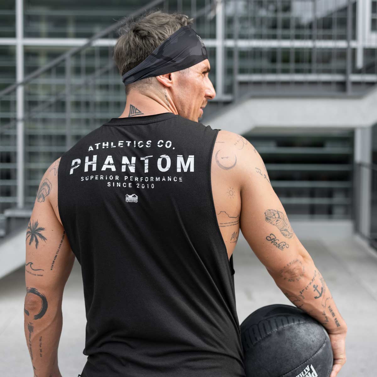 Leichtes Stirnband im Grau-Camo-Look von Phantom Athletics, ideal für Muay Thai, Kickboxen und Kampfsport. Schützt vor Schweiß und bleibt sicher an Ort und Stelle während des Trainings.