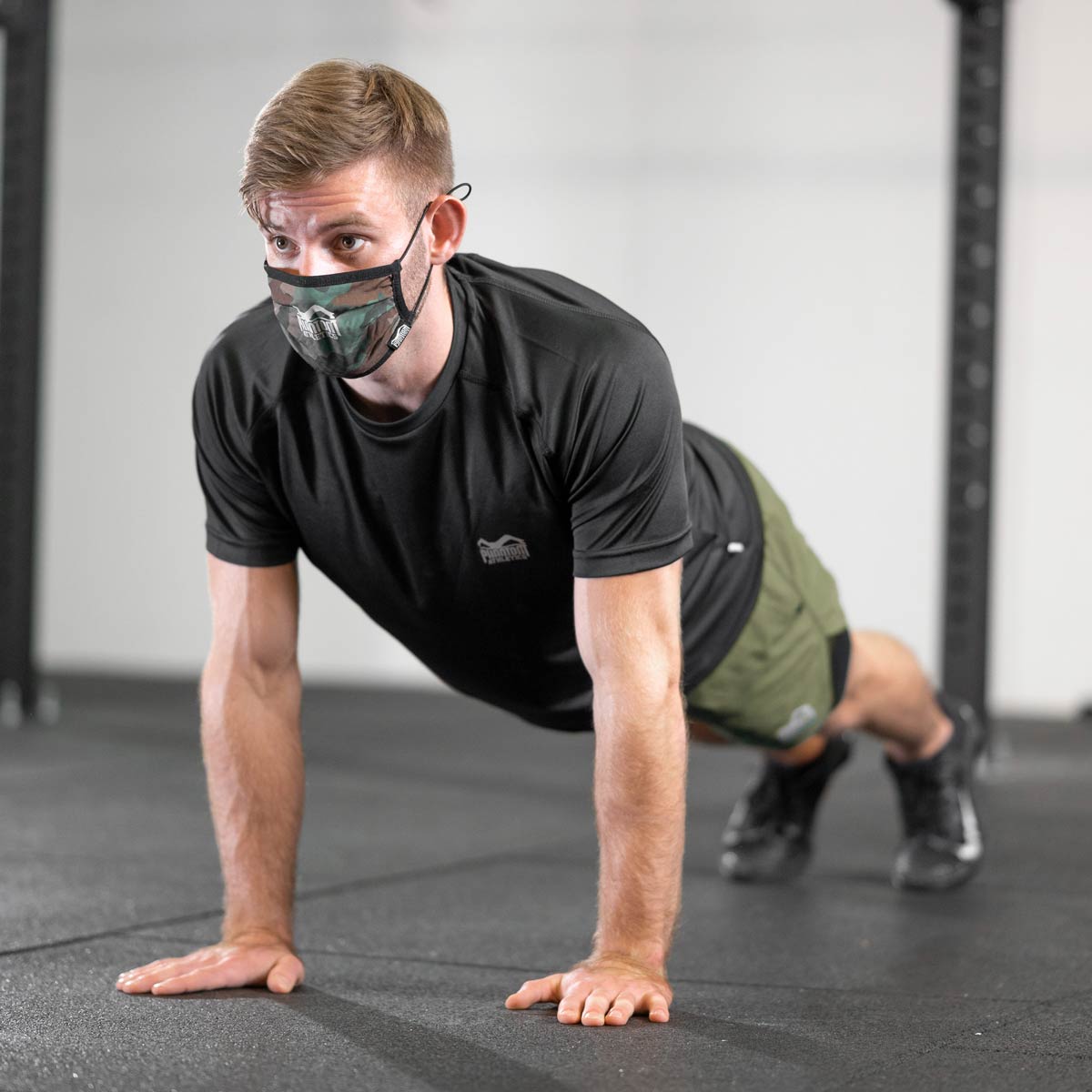 Phantom Athletics Facemask Tactic Green Camo, ideal für Training, Wettkämpfe und Freizeit. Robustes Material kombiniert Stil und Funktion für aktive Kampfsportler.