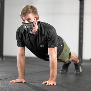 Phantom Athletics Facemask Tactic Green Camo, ideal für Training, Wettkämpfe und Freizeit. Robustes Material kombiniert Stil und Funktion für aktive Kampfsportler.