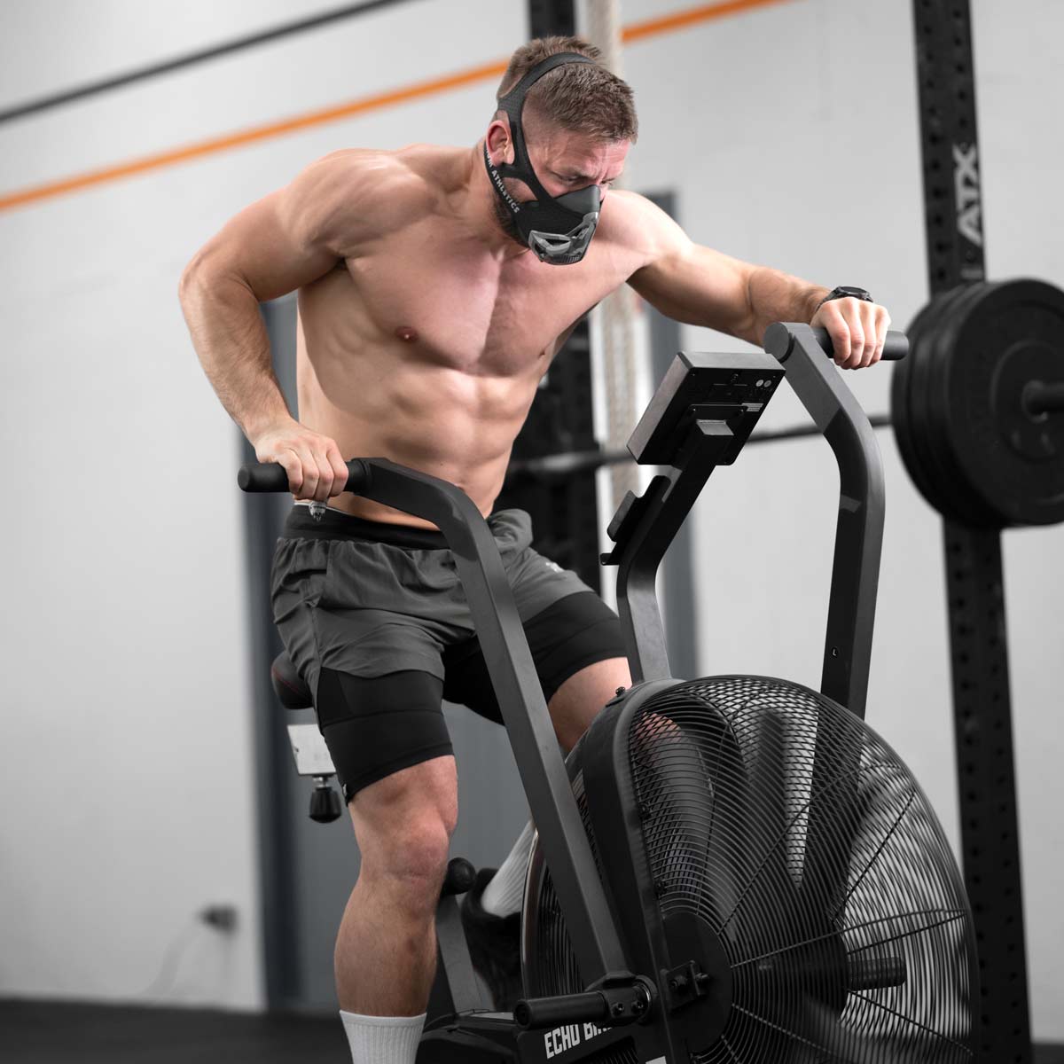 Phantom Athletics Trainingsmaske Camo Edition, ideal für MMA und Grappling. Verstellbarer Widerstand ermöglicht gezieltes Atemtraining für maximale Performance.