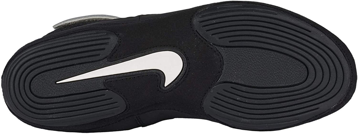 Nike Inflic 3 Ringerschuhe. Der fortschrittliche Ringerschuh für Anfänger und fortgeschrittene Ringer. Mit hoher Traktion auf der Matte und extra Klettverschluss am Knöchel. Bei Nike stimmt Qualität und Tragekomfort. Hier in der Farbe schwarz.