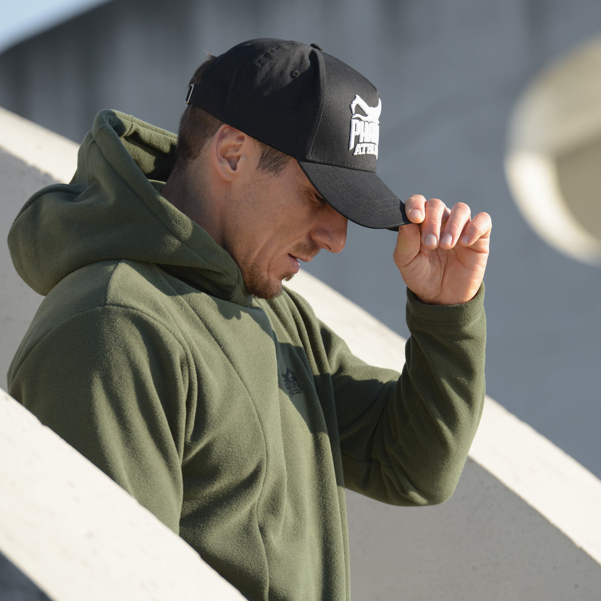 Phantom Cap für Kampfsportler. 5-Panel Trucker Style Cap in schwarz mit gebogenem Schirm und hochwertig gesticktem Phantom Athletics Logo. Ideal für alle MMA Kämpfer, Boxer, BJJ Kämpfer, Thaiboxer oder Kickboxer.