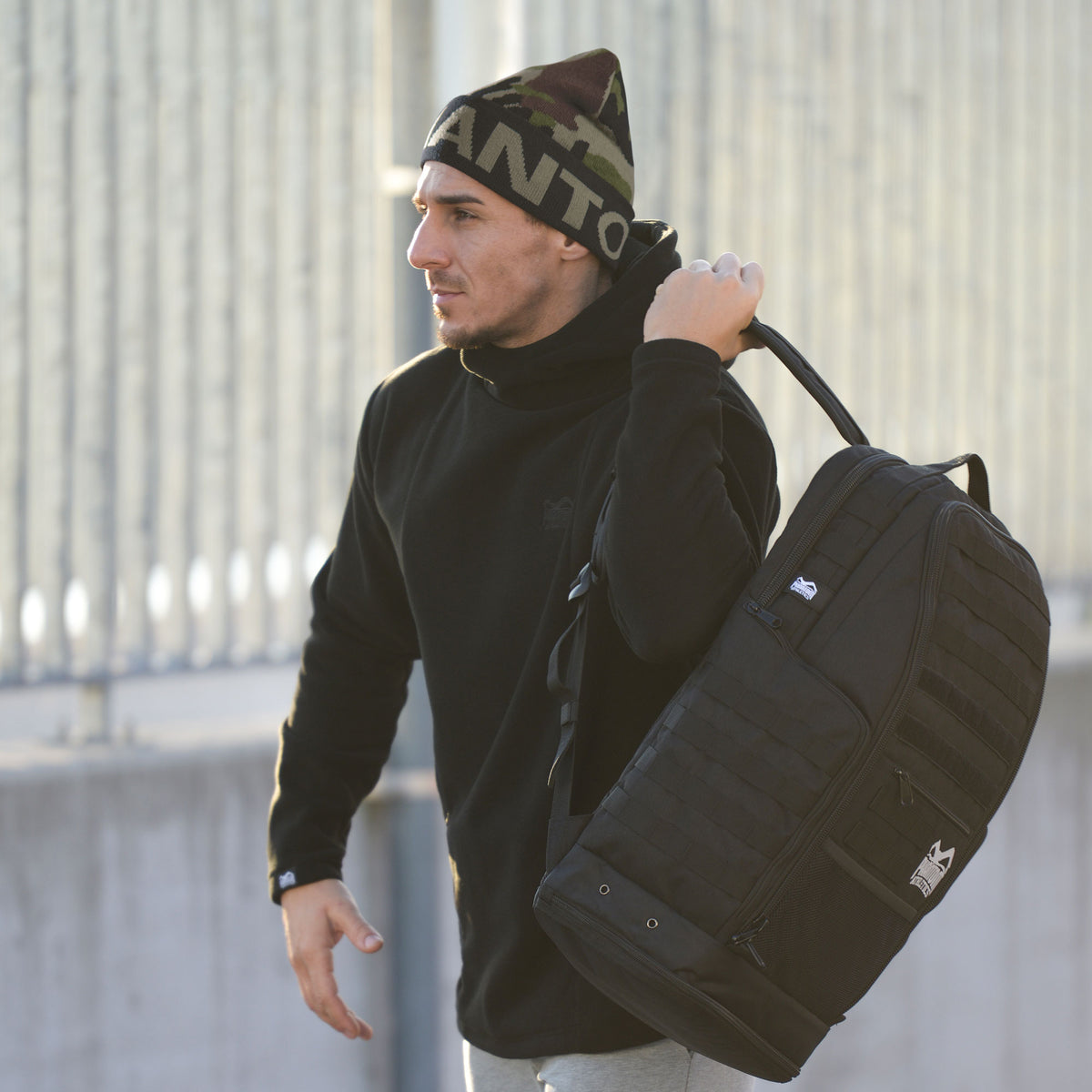 Bequeme Phantom Athletics Beanie Camo aus 100 % Acryl mit doppellagiger Verarbeitung für kalte Tage.