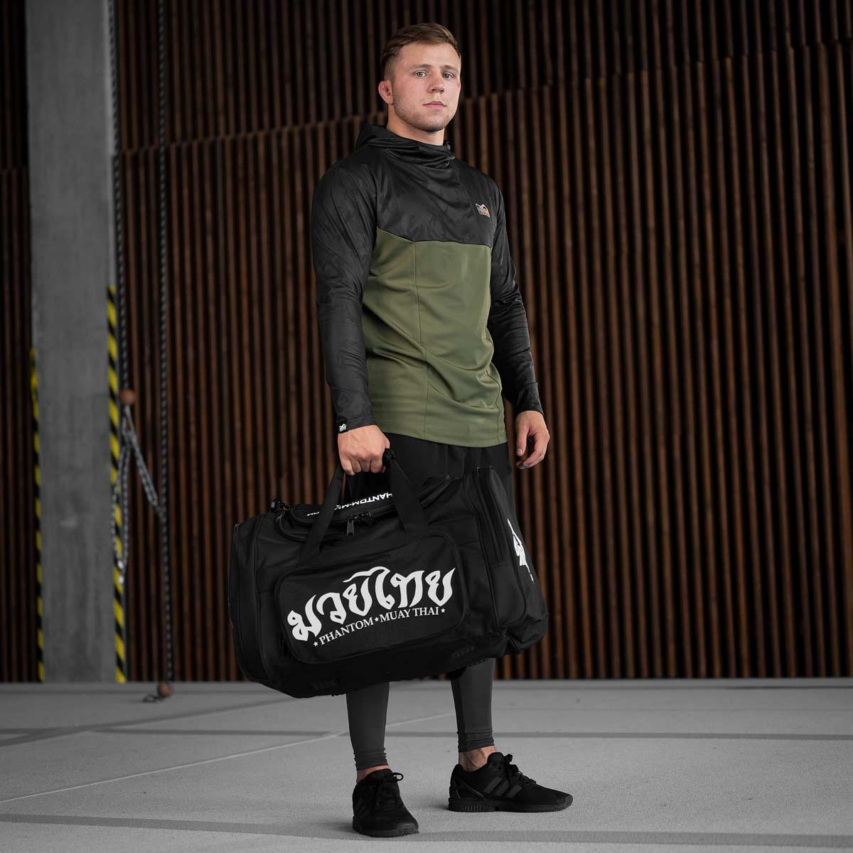 Phantom Athletics Gymbag Tactic – Muay Thai in Schwarz mit auffälligem Design – ideal für dein nächstes Muay Thai-Training. Robustes 1000D Nylon bietet Platz für Boxhandschuhe, Bandagen und mehr.