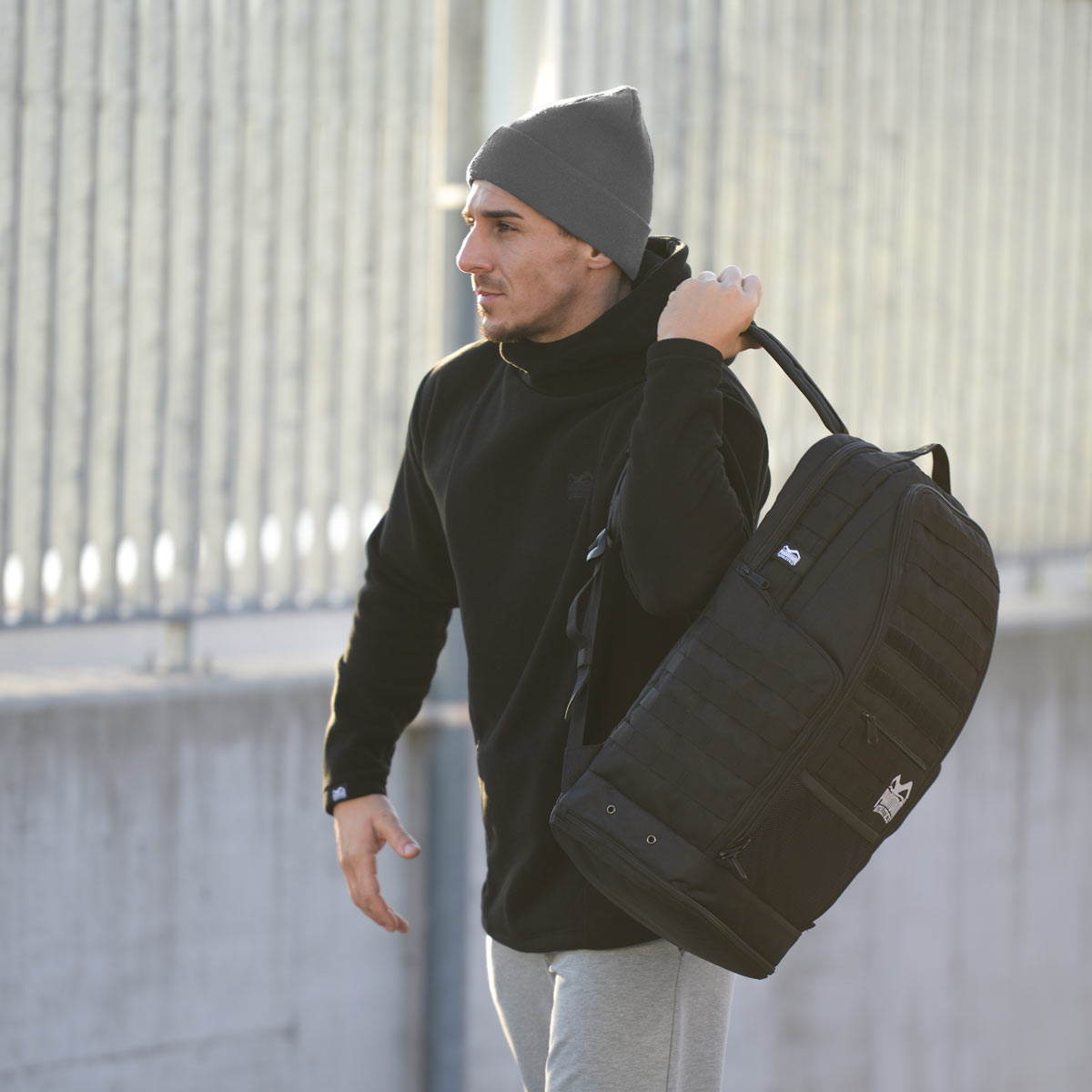 Robuste Phantom Athletics Beanie Team Grau mit Phantom-Logo-Patch für sportlichen Lifestyle.