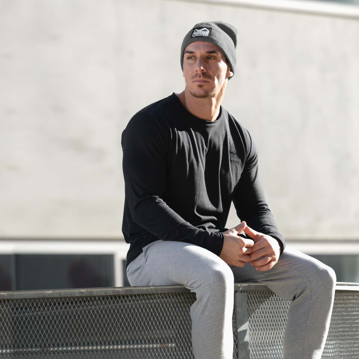 Sportliche Phantom Athletics Beanie Team Grau mit Rippstrick-Material und breitem Umschlag für sicheren Halt.