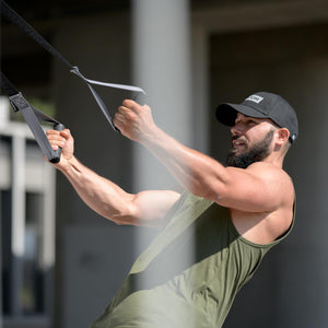 Kampfsport Cap im schwarz. Mit refkletierendem Look für Straße und Outdoor Training. Bekenne Flagge, egal ob beim MMA, Muay Thai, BJJ oder Kickboxen.