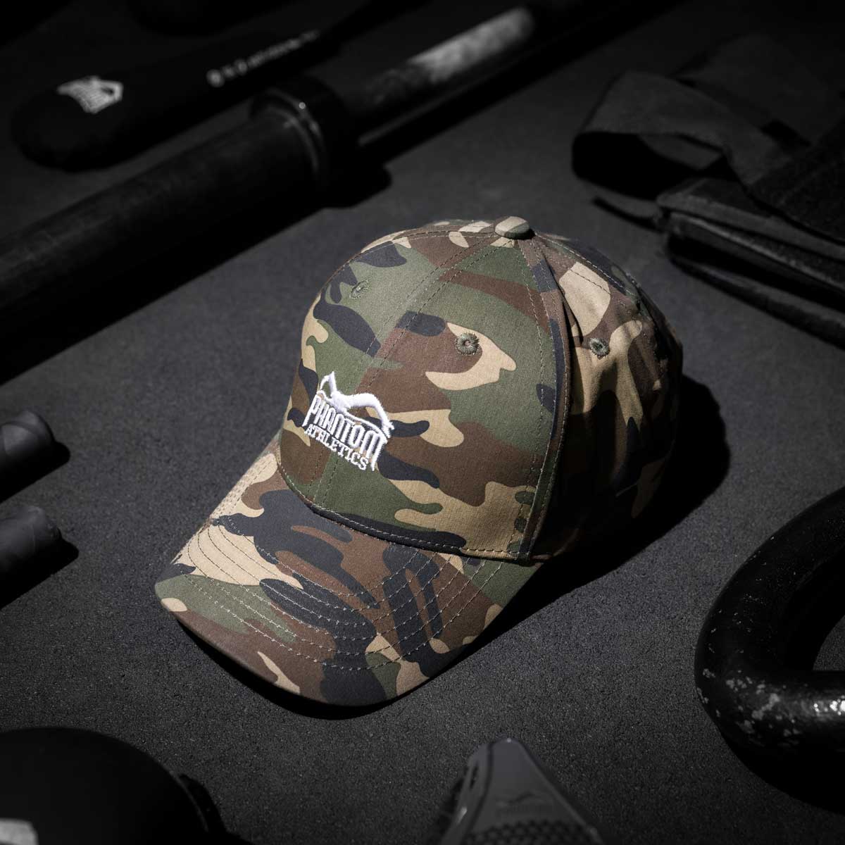 Phantom Cap für Kampfsportler. 6-Panel Cap in grün Camo mit gebogenem Schirm und hochwertig gesticktem Phantom Athletics Logo. Ideal für alle MMA Kämpfer, Boxer, BJJ Kämpfer, Thaiboxer oder Kickboxer.