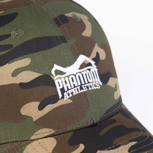 Phantom Cap für Kampfsportler. 6-Panel Cap in grün Camo mit gebogenem Schirm und hochwertig gesticktem Phantom Athletics Logo. Ideal für alle MMA Kämpfer, Boxer, BJJ Kämpfer, Thaiboxer oder Kickboxer.