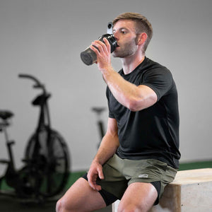 Crossfit Athlet Jakob Weber trinkt beim Training die Phantom EAA - Essentiellen Aminosäuren mit Eistee-Zitronen Geschmack.