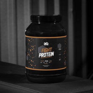 Phantom FIGHT Protein für Kampfsportler mit Schoko Geschmack im Gym.