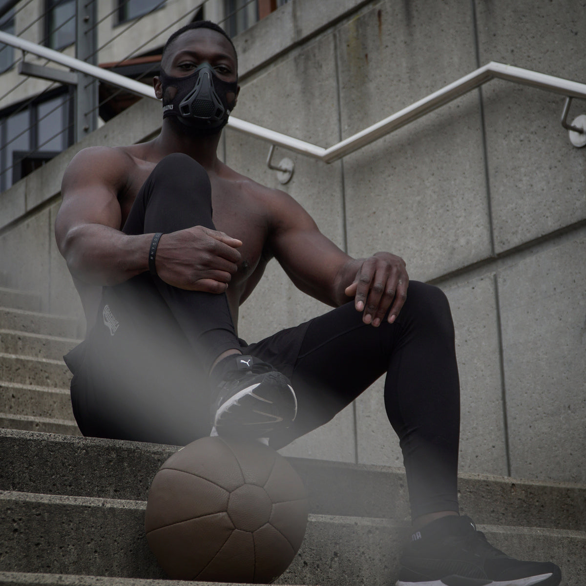 Athlet Prince Baidoo beim Training mit der Phantom Trainingsmaske und einem Medizinball.