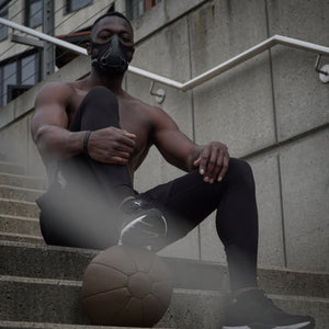 Athlet Prince Baidoo beim Training mit der Phantom Trainingsmaske und einem Medizinball.