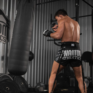 KSW Champion Daniel Torres beim Training am Sandsack mit dem Phantom Strike Trainer.