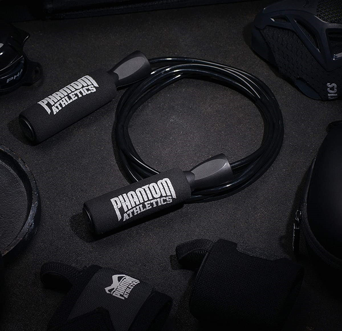 Das Phantom Tactic Springseil für Kampfsporttraining am Gymboden neben der Phantom Trainingsmaske