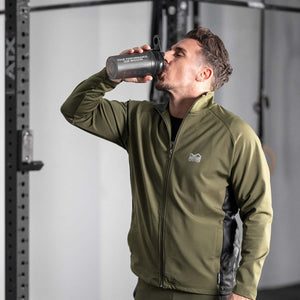 Sportler im Gym beim Training mit dem Phantom Athletics Shaker und den Kreatin HCL Kapseln.