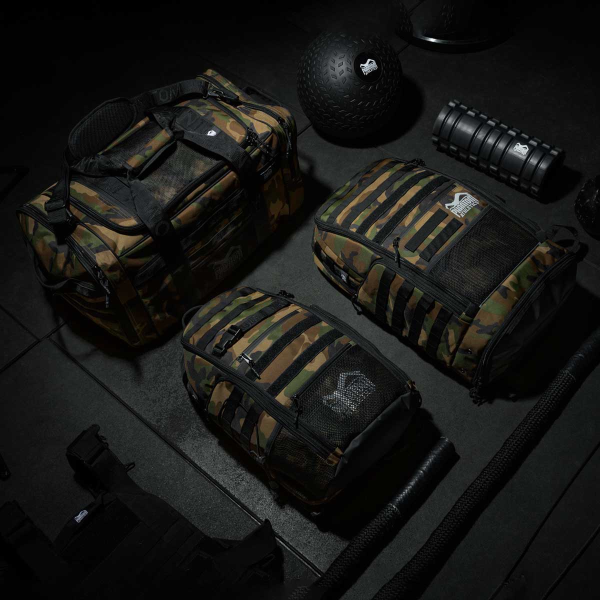 Phantom Athletics Rucksack Tactic S Woodland Camo, speziell für MMA- und Thaibox-Kämpfer. Strapazierfähig und leicht, ideal für intensives Training und Wettkämpfe.