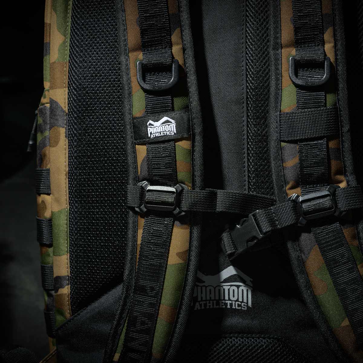 Woodland Camo Rucksack Tactic S von Phantom Athletics, ideal für Muay Thai und Grappling. Funktionales Design für den täglichen Einsatz im Gym und beim Training.