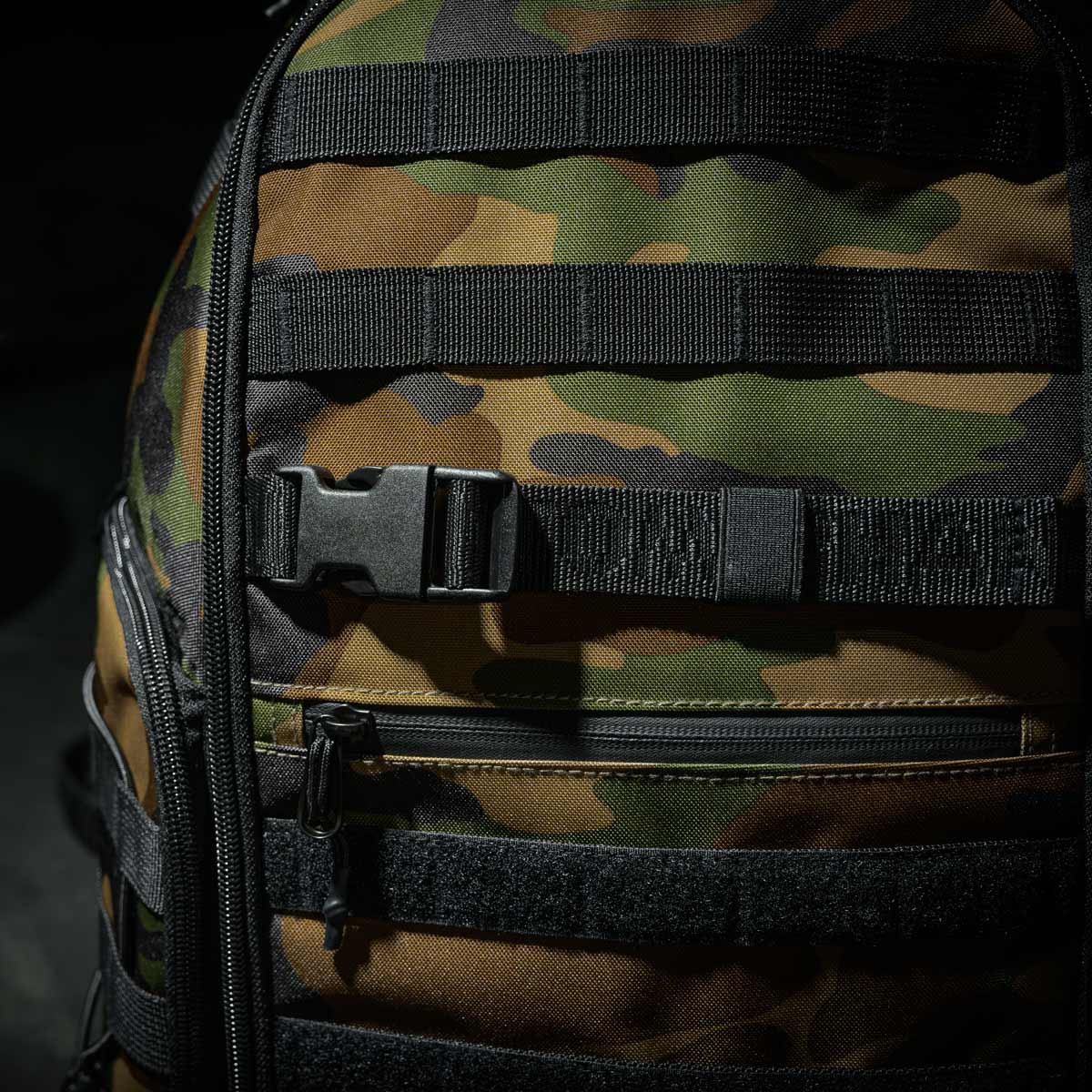 Phantom Athletics Woodland Camo Rucksack Tactic S, ideal für Muay Thai und Grappling. Robustes Material schützt Ihre Kampfsportausrüstung unterwegs.