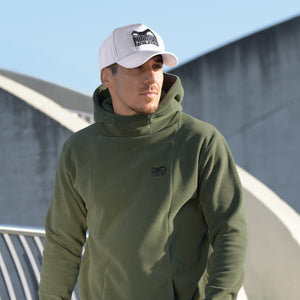 Phantom Cap für Kampfsportler. 5-Panel Trucker Style Cap in weiss mit gebogenem Schirm und hochwertig gesticktem Phantom Athletics Logo. Ideal für alle MMA Kämpfer, Boxer, BJJ Kämpfer, Thaiboxer oder Kickboxer.