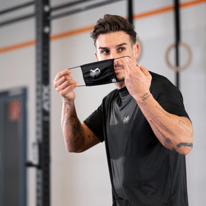 Phantom Athletics MNS Tactic Black - Langlebig und funktional.
Speziell entwickelt für Sport und Bewegung, bietet diese Gesichtsmaske Komfort und Schutz in einem minimalistischen Design.