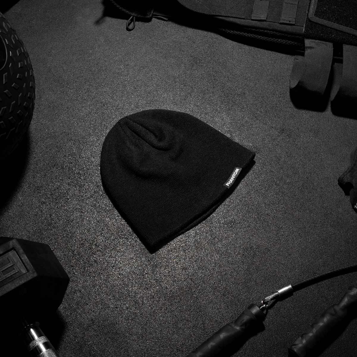 Vantage Black Beanie von Phantom Athletics, ideal für Muay Thai, MMA und Training. Robustes Material hält warm und sorgt für eine perfekte Passform.