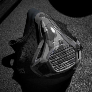 Hochwertige Phantom Trainingsmaske im Camo-Design, speziell für Kampfsportler entwickelt. Perfekt für Atemkontrolle und Leistungssteigerung während des Trainings.