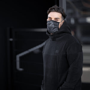 Hochwertige Tactic Black Camo Facemask von Phantom Athletics, ideal für MMA und Outdoor-Aktivitäten. Atmungsaktives Material gewährleistet hohen Tragekomfort.